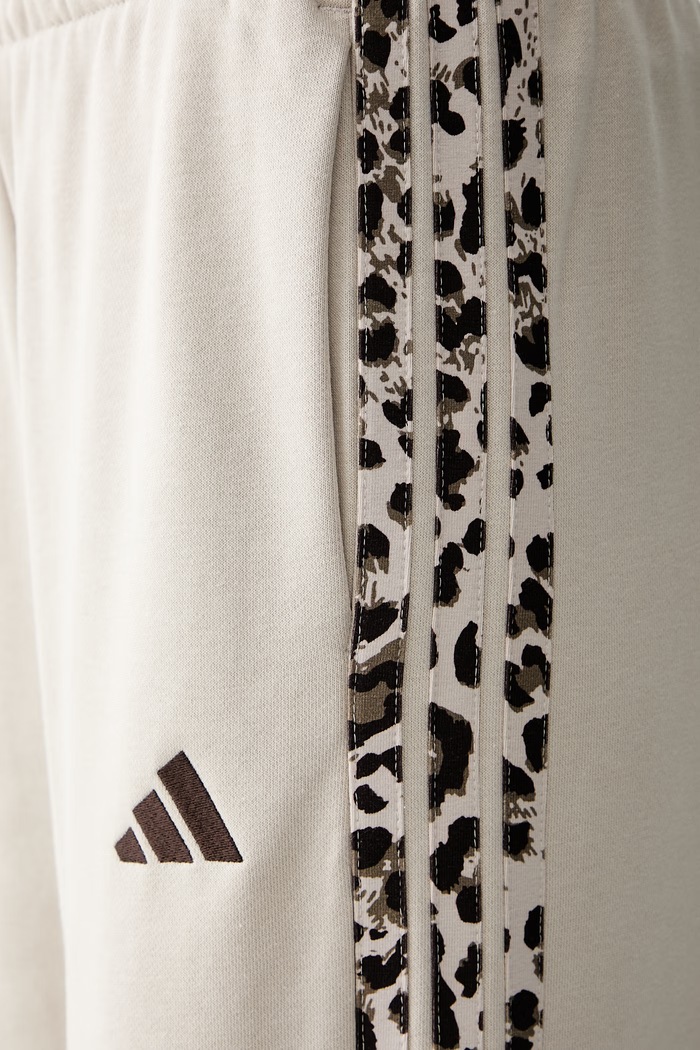 adidas spodnie dresowe damskie z bawełną Leopard Pack beżowy KH1543