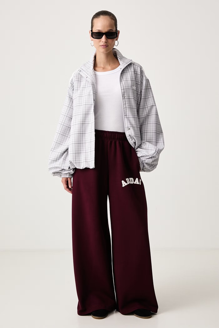 adidas Spodnie dresowe damskie z bawełną Chenille Pack KU0332 bordowy AW26