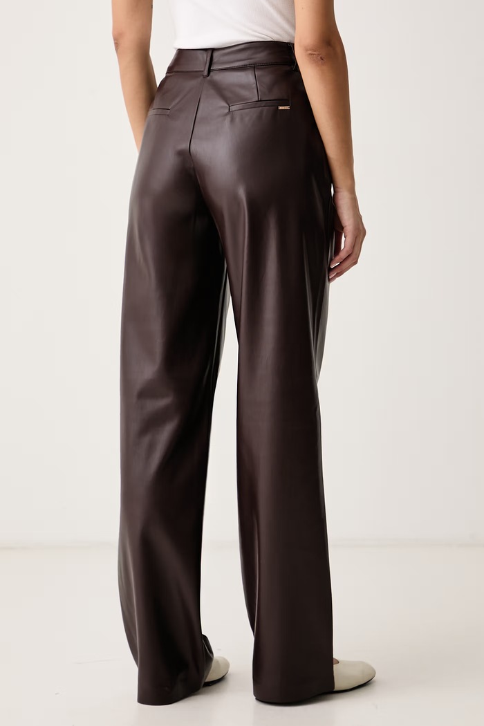 Oblečenie Guess Nohavice flare dámske z imitácie kože ZANITA PEREFCT PANTS W6YB12.W2906 hnedá