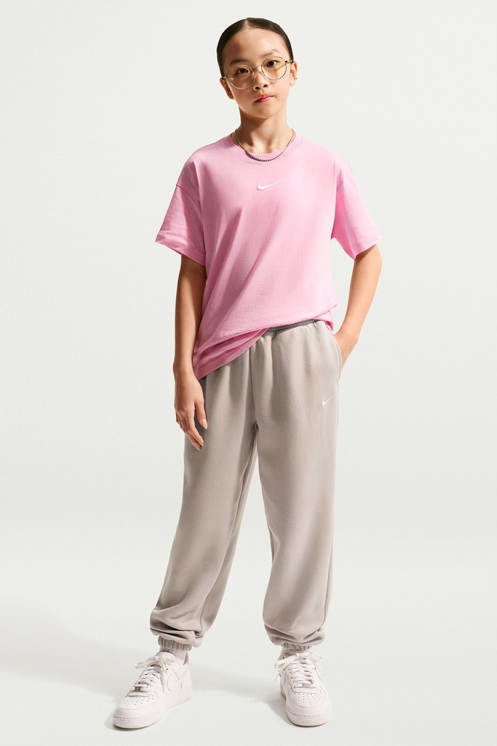 Nike Spodnie dresowe dziecięce z bawełną Nike Sportswear Studio Fleece beżowy IM4905