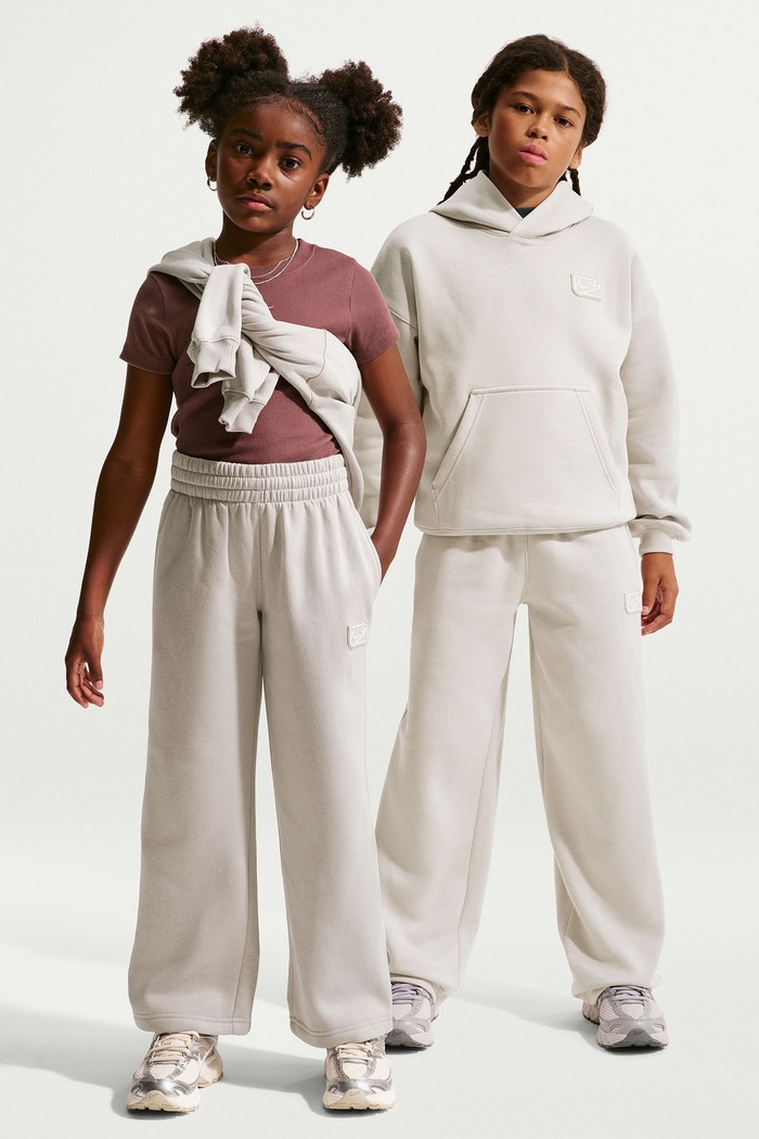 Nike Spodnie dresowe dziecięce z bawełną Nike Sportswear Club beżowy IO1694
