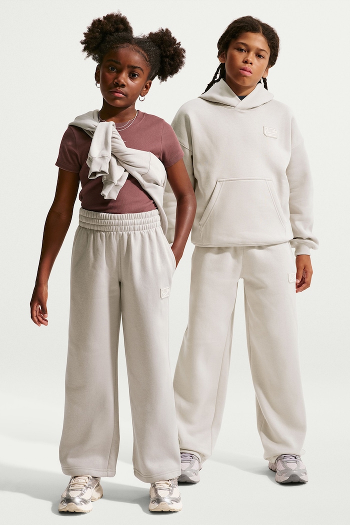 Nike Spodnie dresowe dziecięce z bawełną Nike Sportswear Club beżowy IO1694
