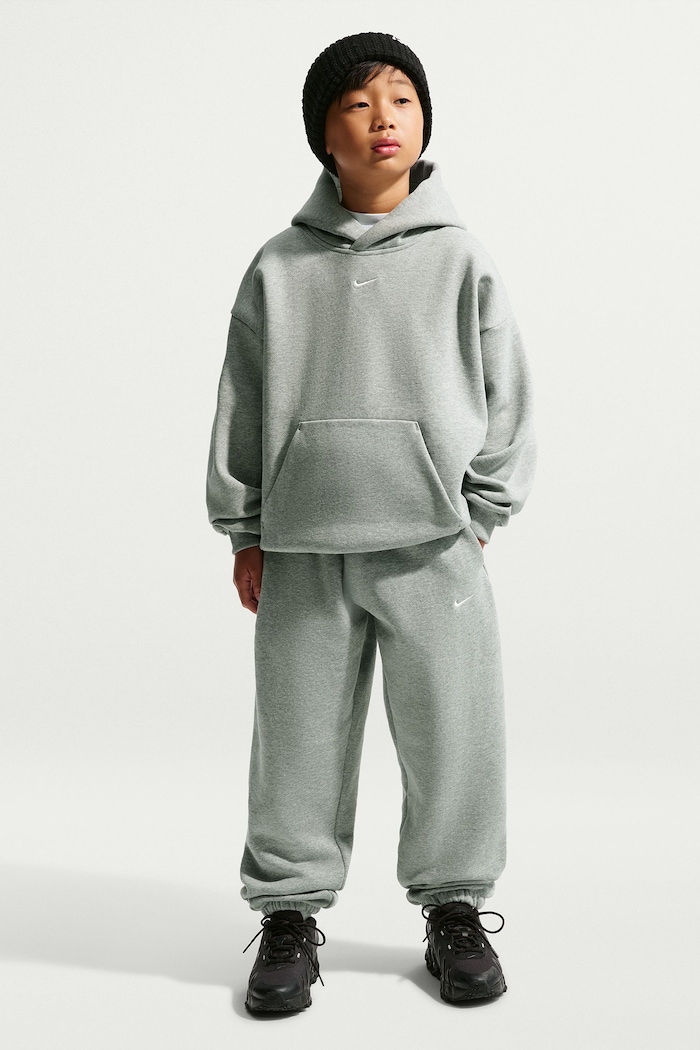 Nike Spodnie dresowe dziecięce z bawełną Nike Solo Swoosh szary IZ5350