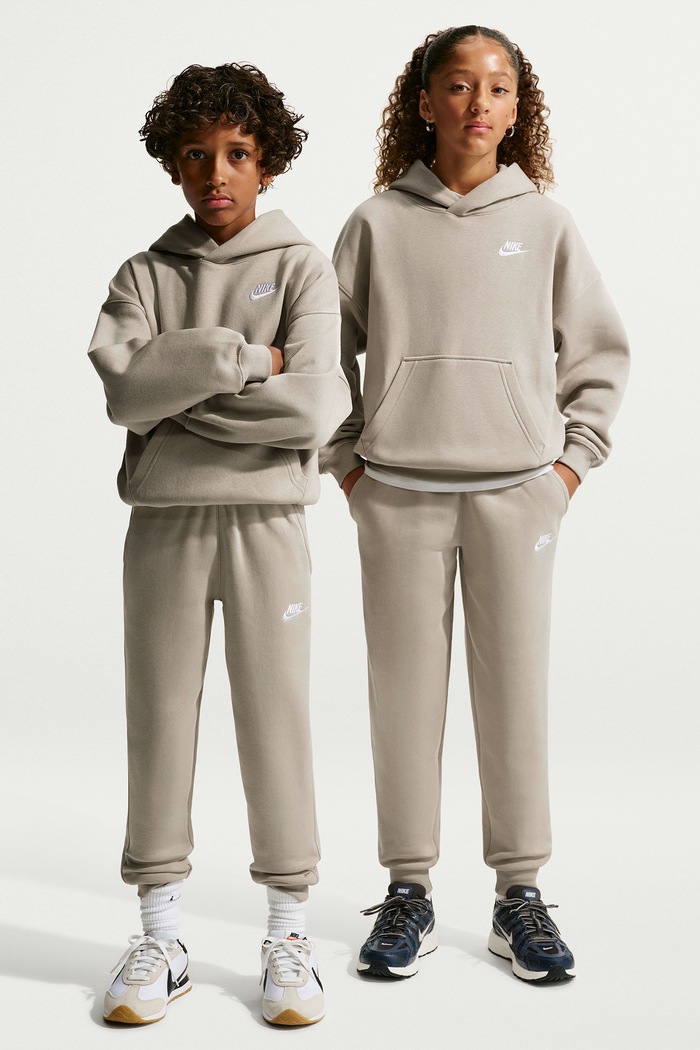 Nike Spodnie dresowe dziecięce z bawełną Nike Sportswear Club Fleece beżowy FD3008