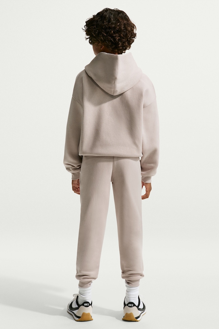 Nike Spodnie dresowe dziecięce z bawełną Nike Sportswear Club Fleece FD3008 beżowy AW26