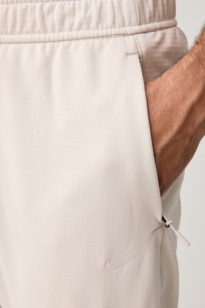 Spodnie treningowe męskie Primary NanoKnit Therma-FIT Nike IM7219.104 beżowy