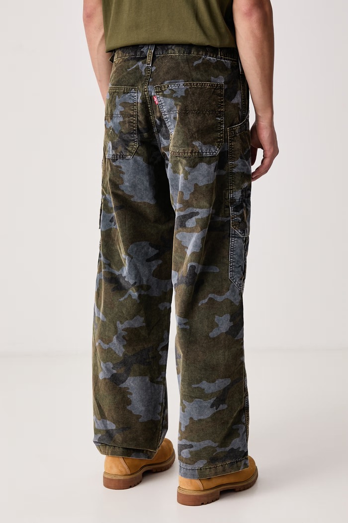 Oblačila Levi's Cargo hlače moške rebrast žamet EXTRA BAGGY CARGO 007W6 zelena