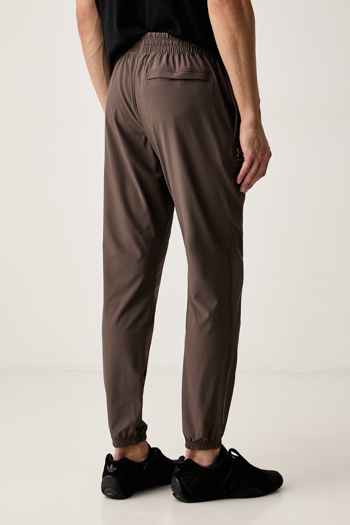 Odzież Under Armour spodnie dresowe męskie Vibe Woven 1386557.200 brązowy