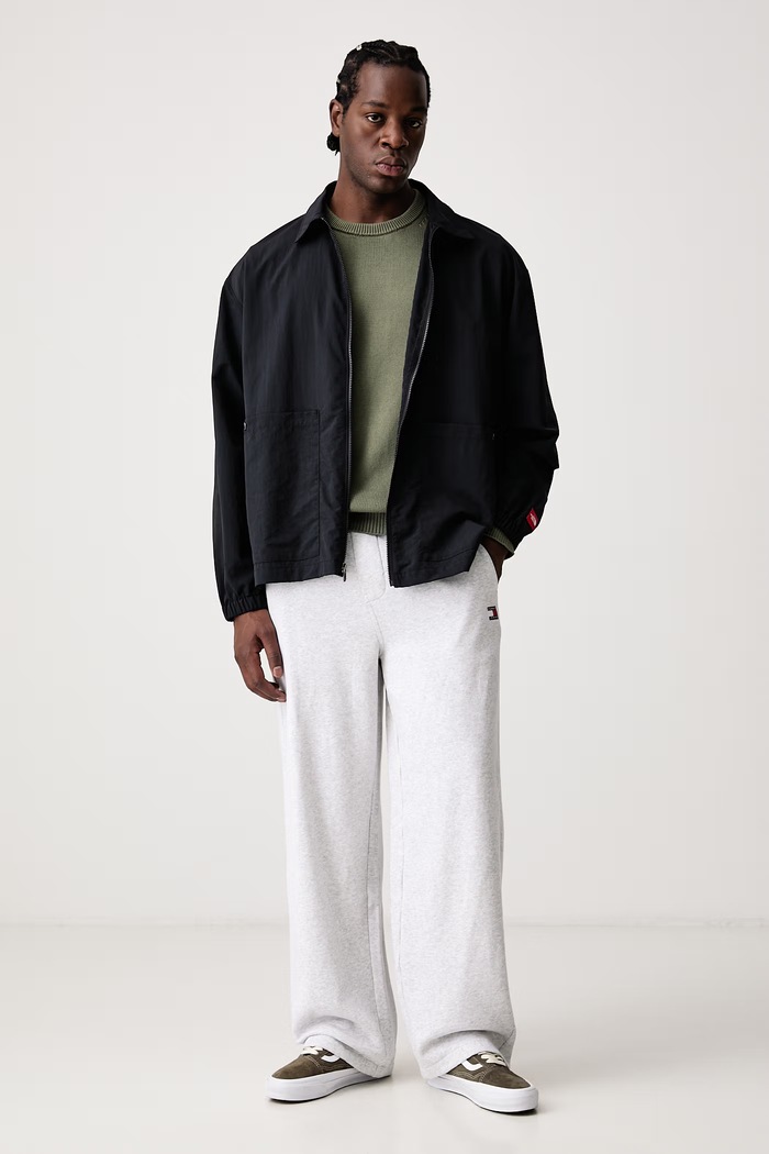 Tommy Jeans Trenirka moška z bombažem DM0DM23729 siva AW26