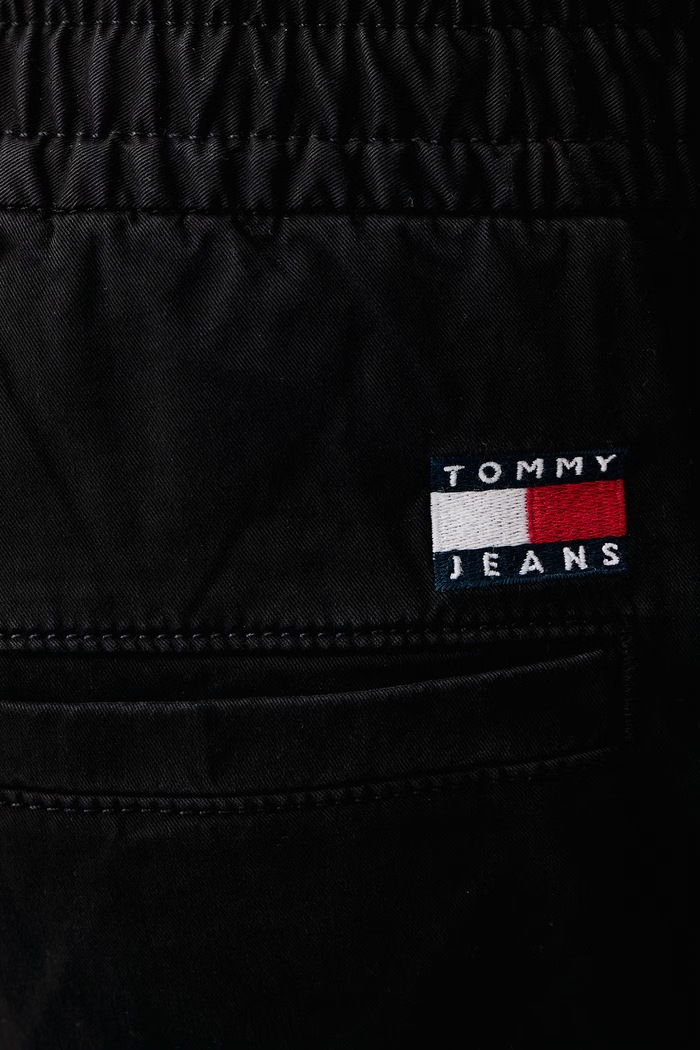 Hlače moške bombažne z elastanom Tommy Jeans DM0DM23539 črna