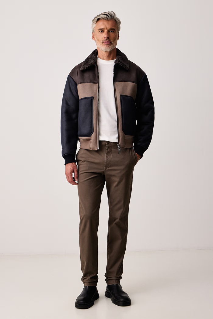 Armani Exchange Брюки chinos мужские из хлопка с эластаном XM003537.AF22547 коричневый AW26