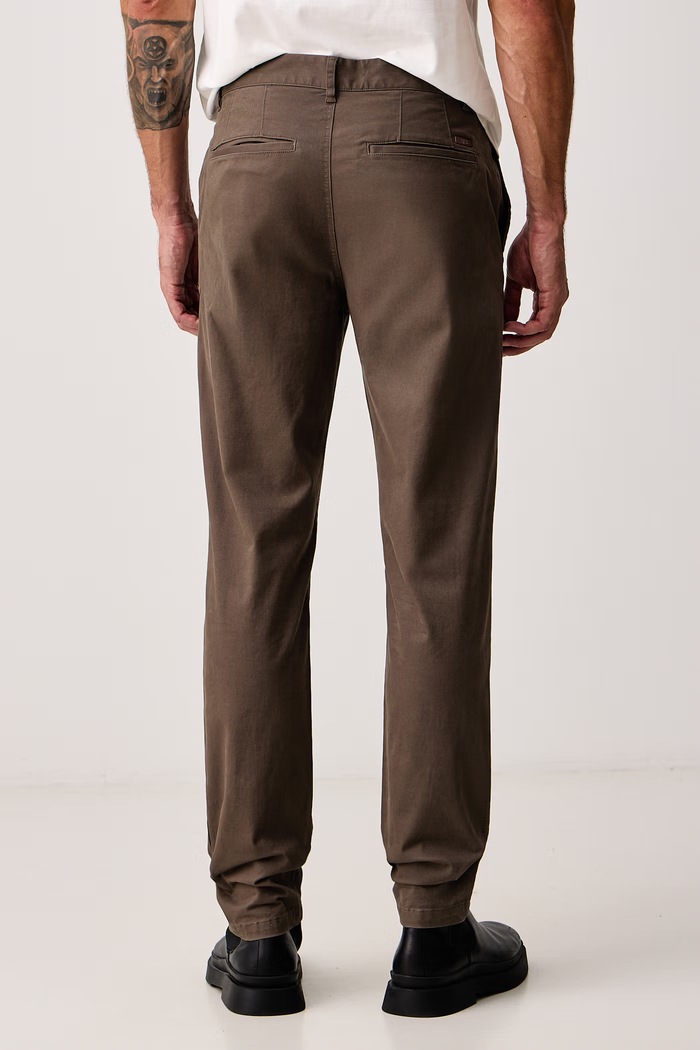 Одежда Armani Exchange Брюки chinos мужские из хлопка с эластаном XM003537.AF22547 коричневый