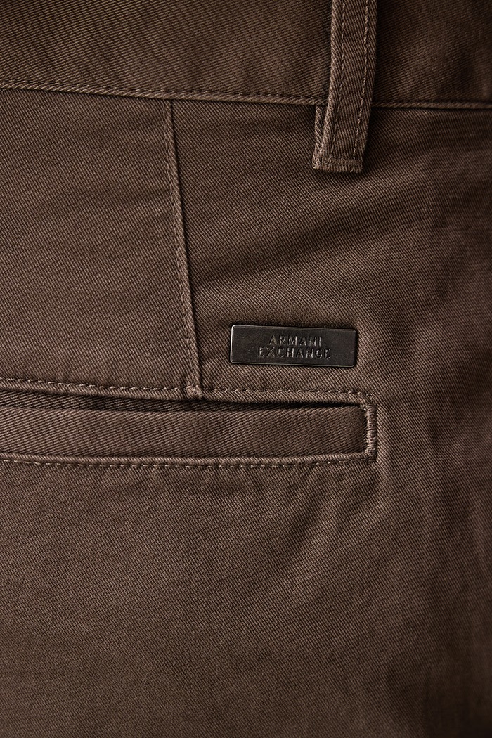 Брюки chinos мужские из хлопка с эластаном Armani Exchange XM003537.AF22547 коричневый