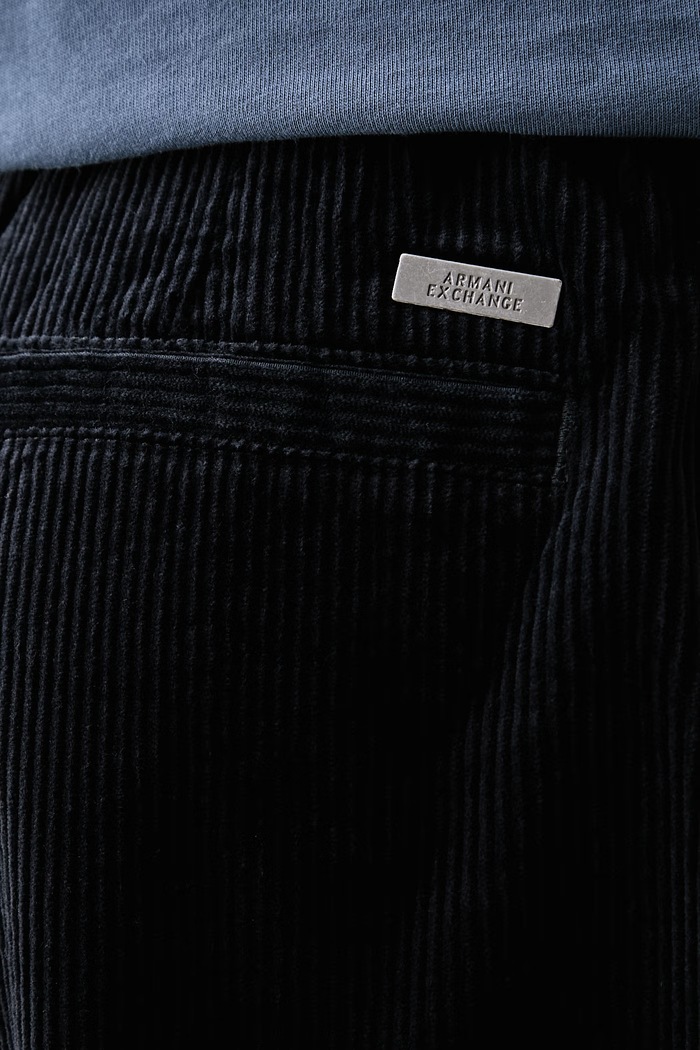 Armani Exchange hlače za muškarce od samta mornarsko plava XM003304.AF27114