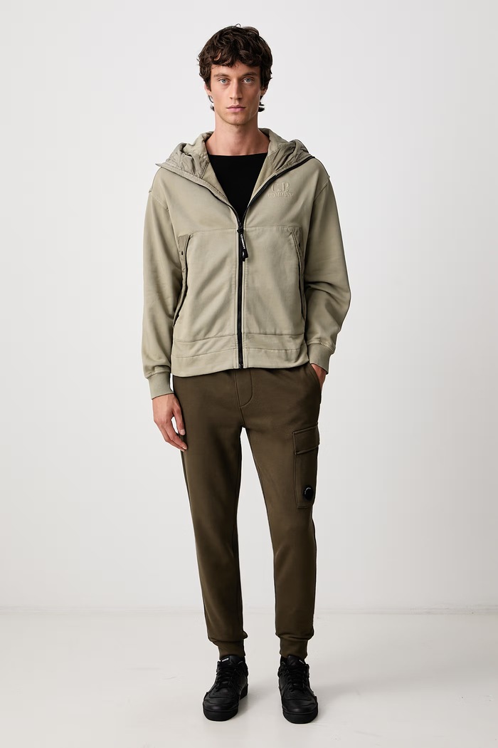 C.P. Company Spodnie dresowe męskie bawełniane 21CMSP717A005086W zielony AW26