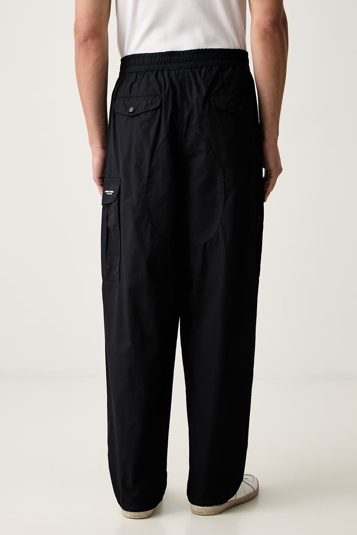 Odzież Armani Exchange spodnie męskie bawełniane XM002846.AF26039 granatowy