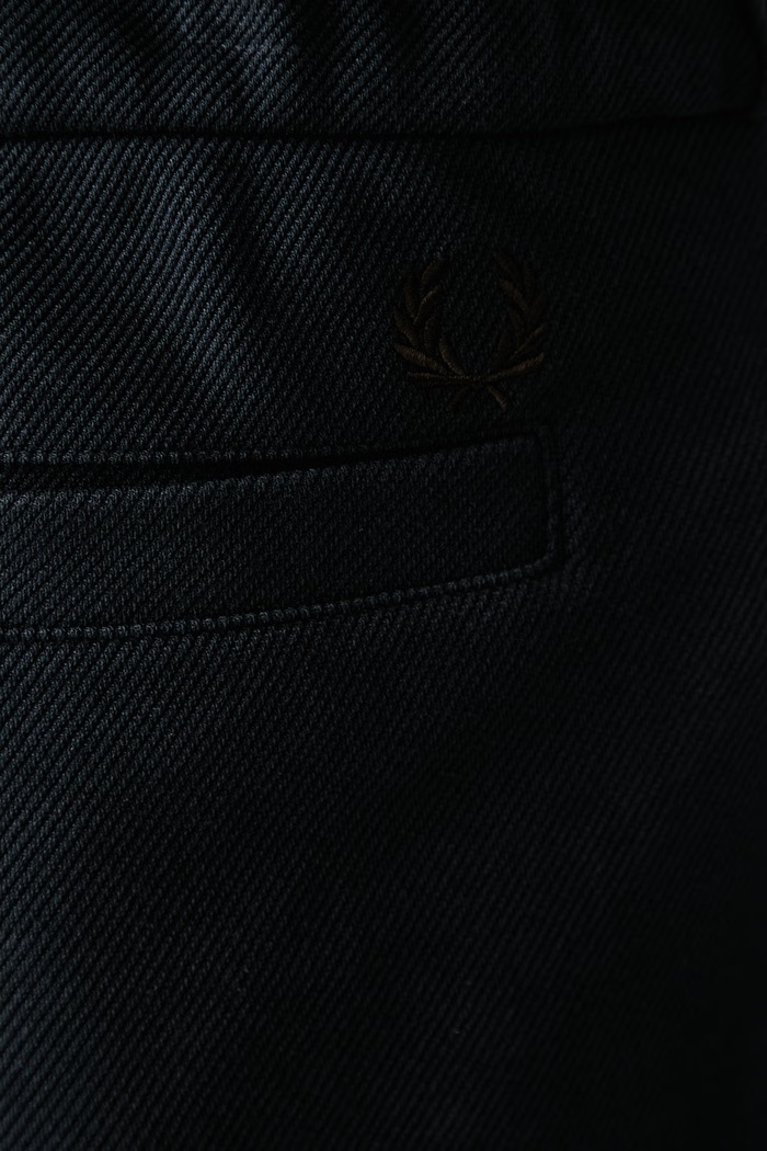 Spodnie męskie z bawełną Fred Perry granatowy T3305.608