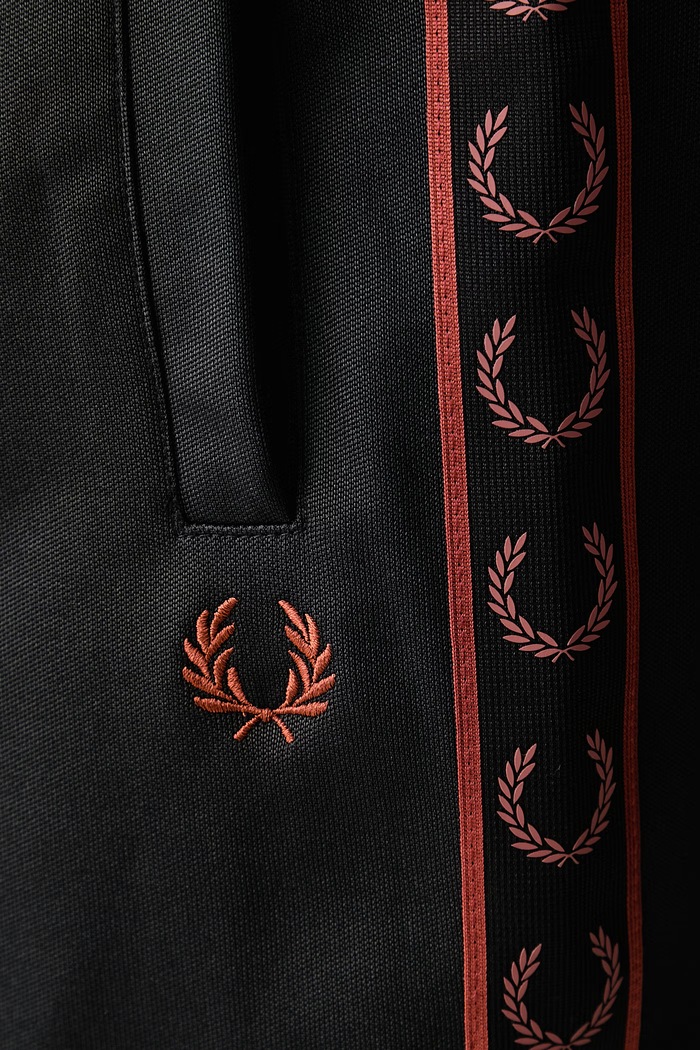 Spodnie dresowe męskie Fred Perry czarny T5507.220