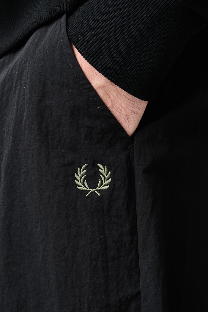 Spodnie dresowe męskie Fred Perry czarny T3310.102