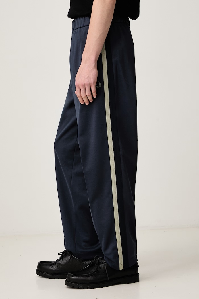 Spodnie dresowe męskie Fred Perry T3302.738 granatowy