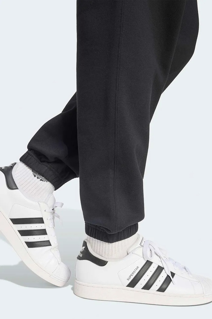 Teplákové nohavice pánske bavlnené Trefoil Essentials adidas Originals čierna KQ8557