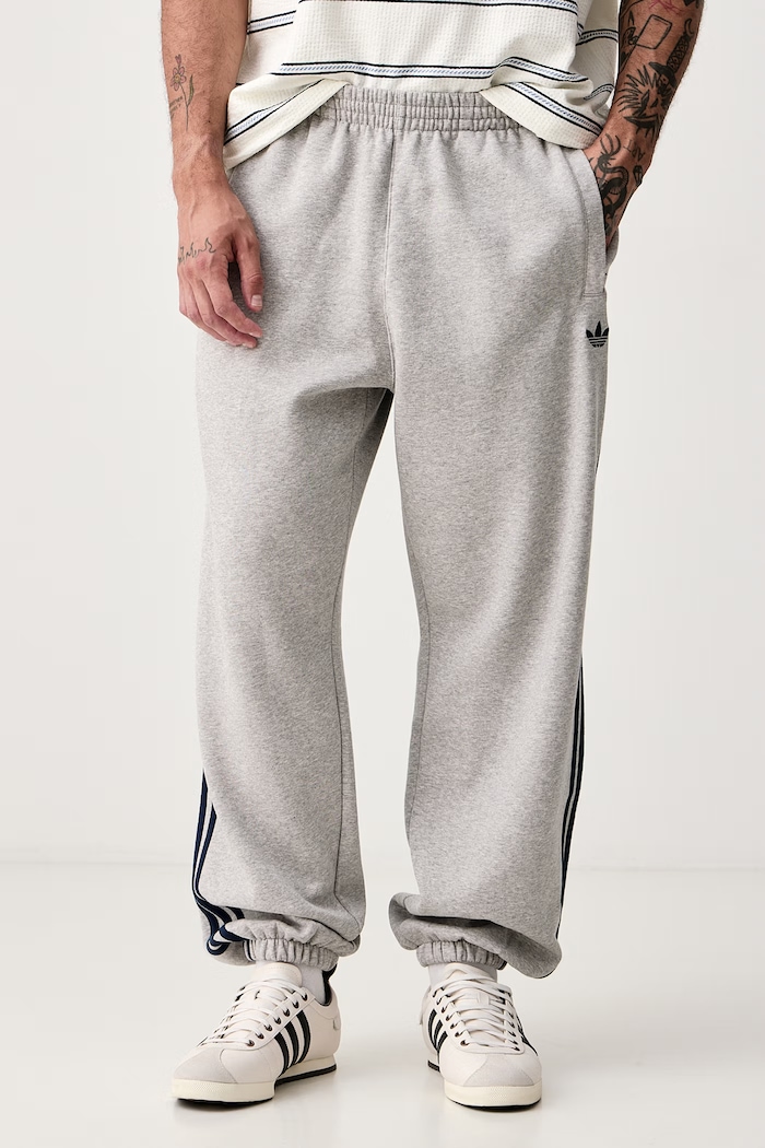 adidas Originals Spodnie dresowe męskie z bawełną Adicolor szary KV9276