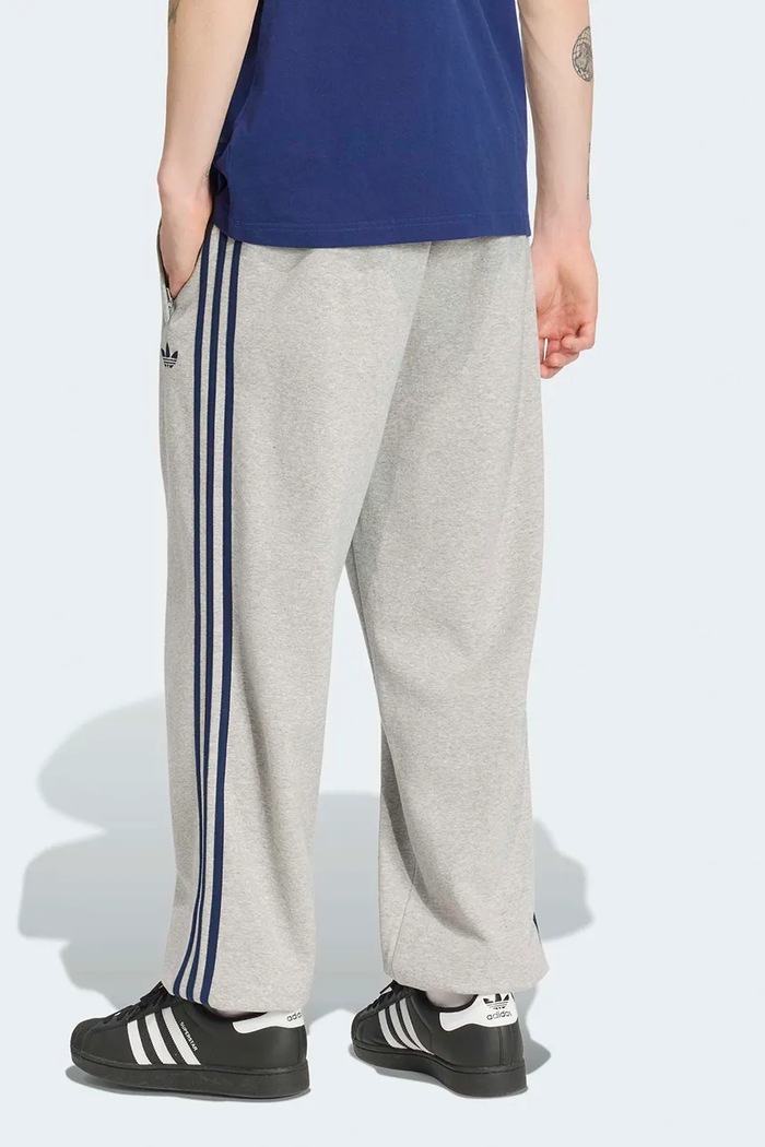 adidas Originals Teplákové nohavice pánske s bavlnou Adicolor KV9276 sivá AW26
