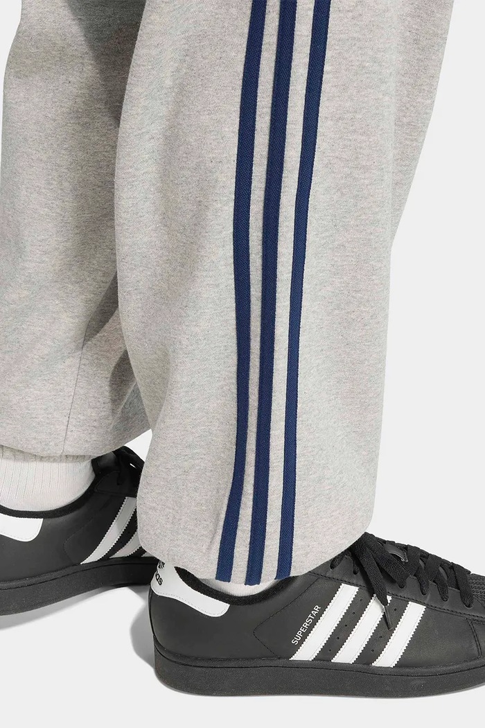 Teplákové nohavice pánske s bavlnou Adicolor adidas Originals sivá KV9276