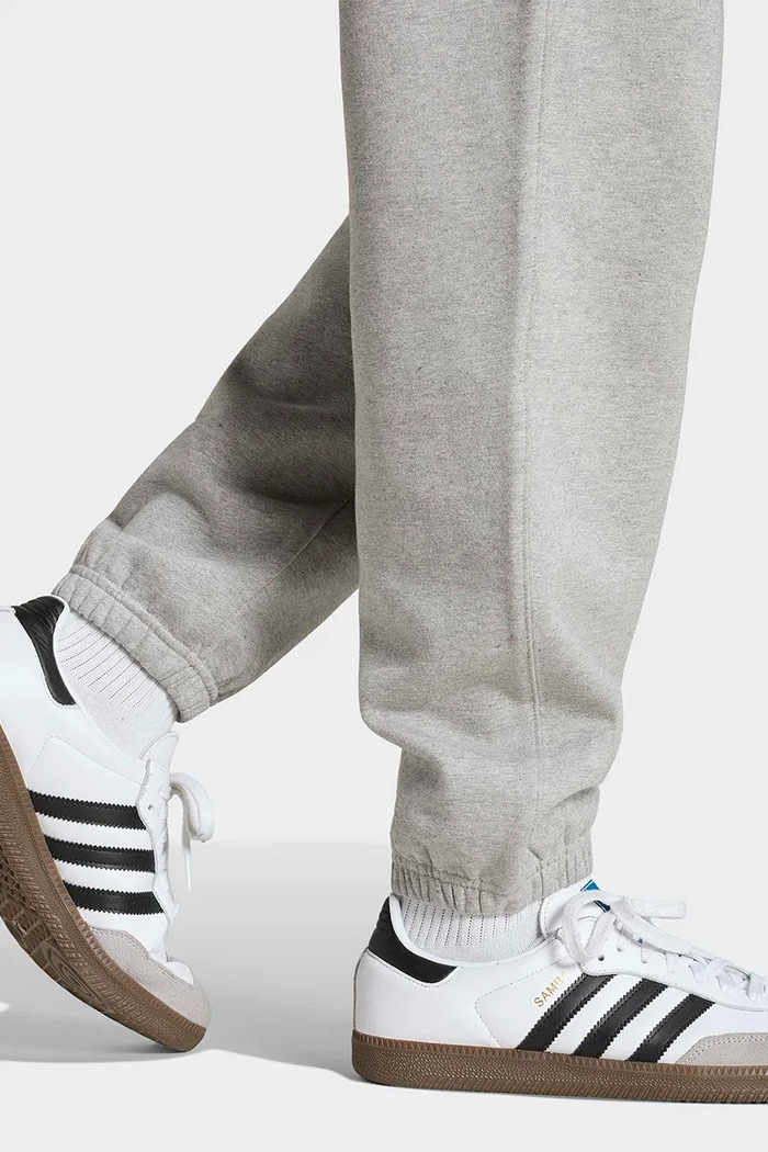 Teplákové nohavice pánske s bavlnou Trefoil Essentials adidas Originals sivá KS9827