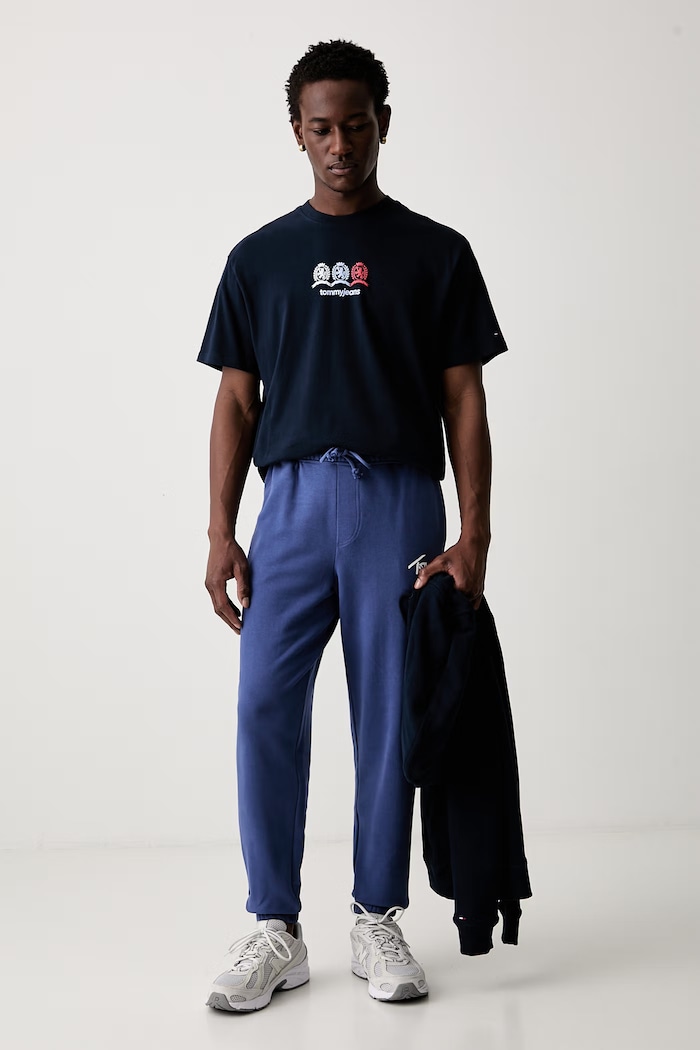 Tommy Jeans spodnie dresowe męskie bawełniane DM0DM23903 niebieski AW26