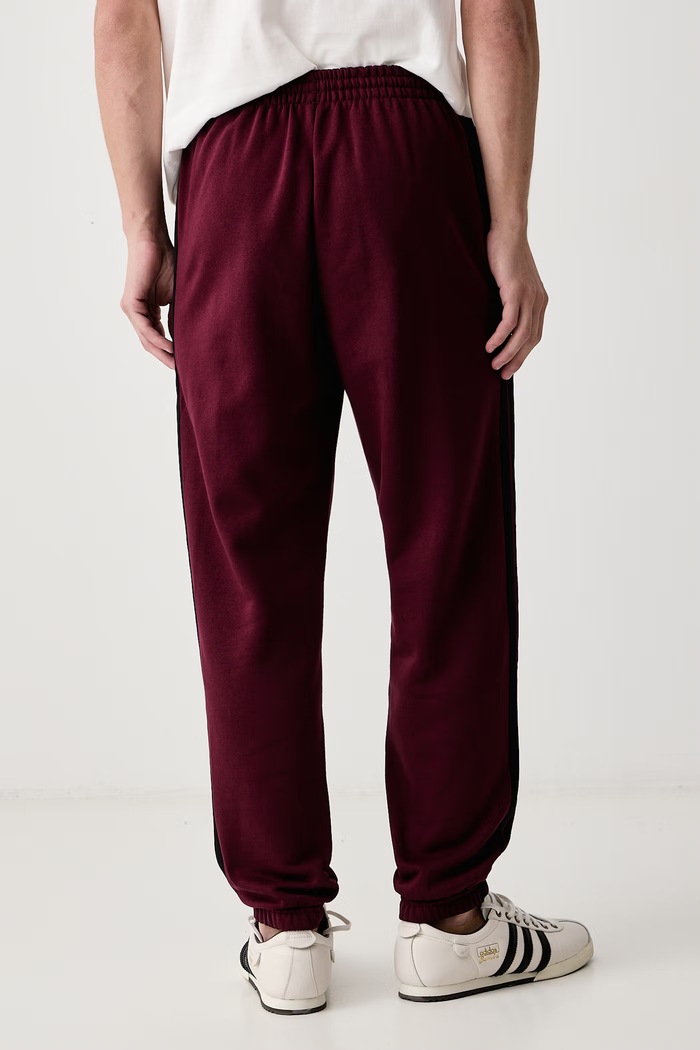Odzież adidas Spodnie dresowe męskie z bawełną Three Stripes KY4137 bordowy