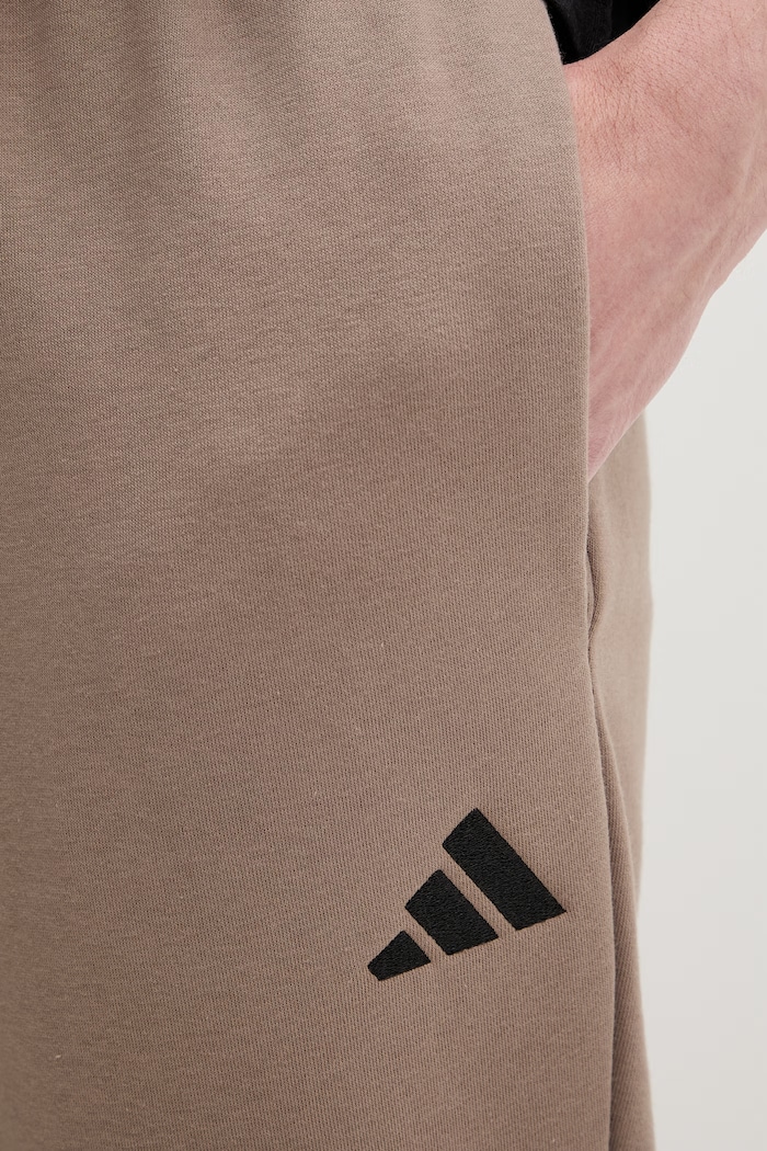 adidas παντελόνι επίσημο ανδρικό με βαμβάκι Essentials Feelcozy καφέ KF2380