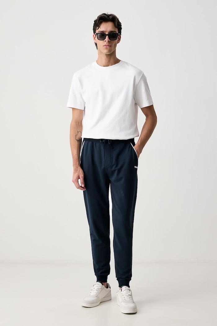 HUGO Nohavice loungewear pánske s bavlnou NOAH PANTS 50566158 tmavomodrá AW26