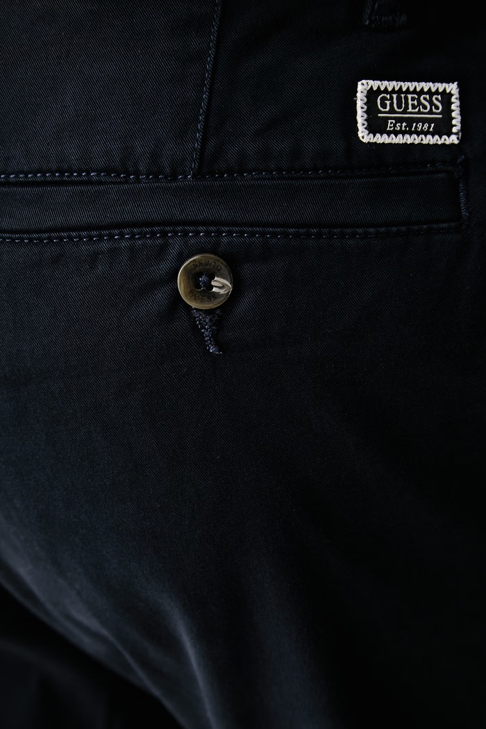 Guess hlače chinos za muškarce od pamuka s elastanom ANGELS mornarsko plava M6YB16.W2792