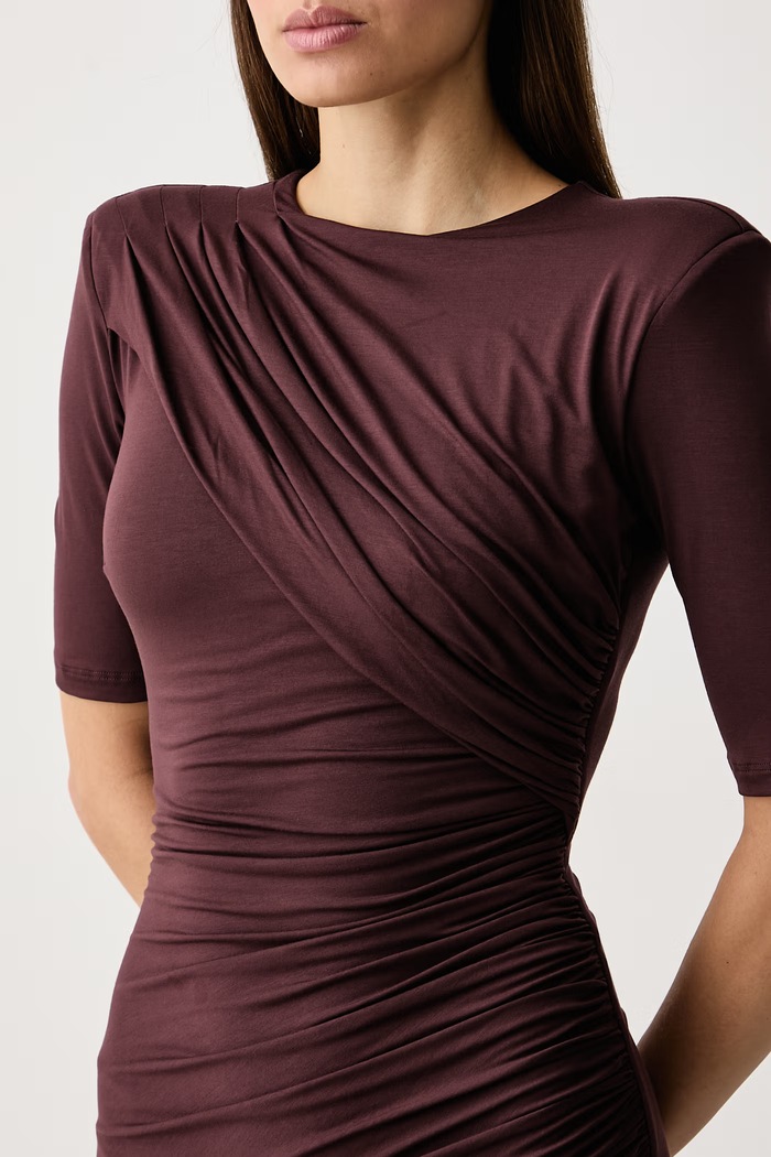 Sukienka z modalem BERENICE PRUNE Le Privé LP00825 bordowy