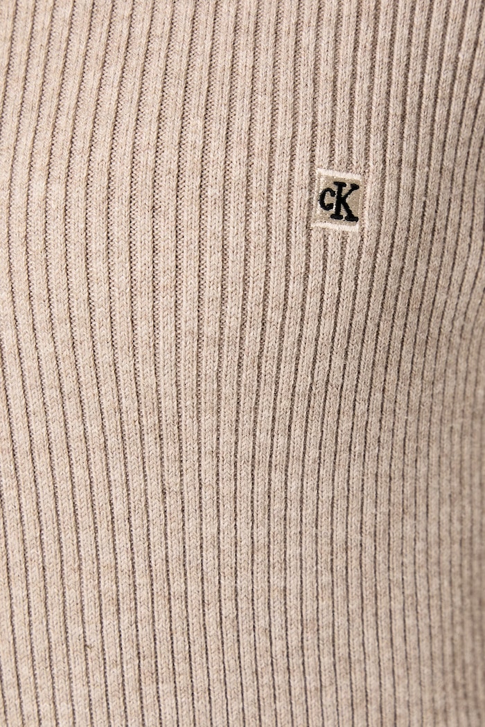 Sukienka sweterkowa z bawełną Calvin Klein Jeans beżowy LV047H368G