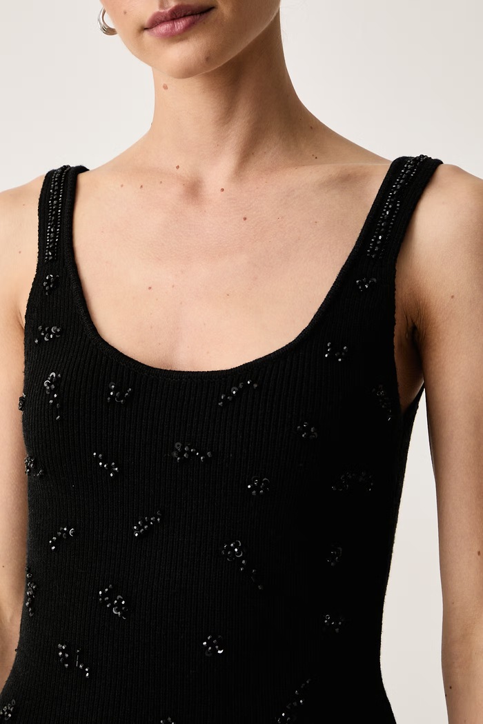 Sukienka sweterkowa z wiskozą Armani Exchange XW002652.AF13780 czarny