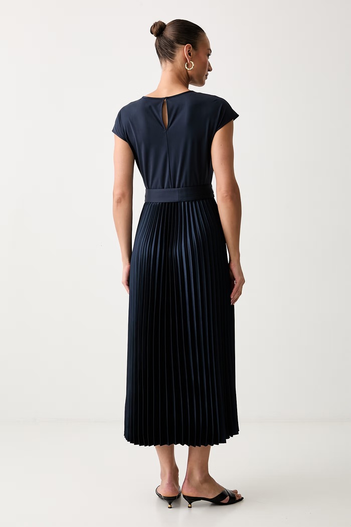Odzież Weekend Max Mara sukienka rozkloszowana z lyocellem WKDGELA 2625626021600 granatowy