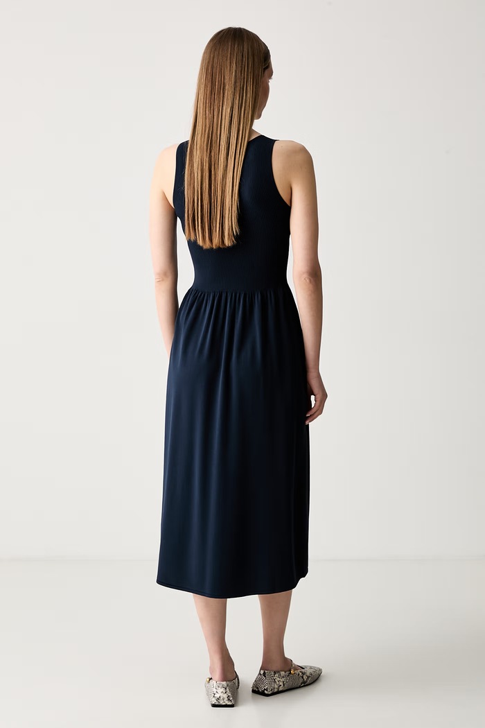 Odzież Weekend Max Mara sukienka sweterkowa z wiskozą WKDCALIBRI 2625326011600 granatowy
