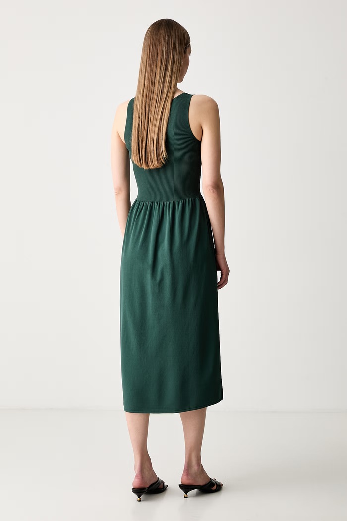 Odzież Weekend Max Mara sukienka sweterkowa z wiskozą WKDCALIBRI 2625326011600 zielony