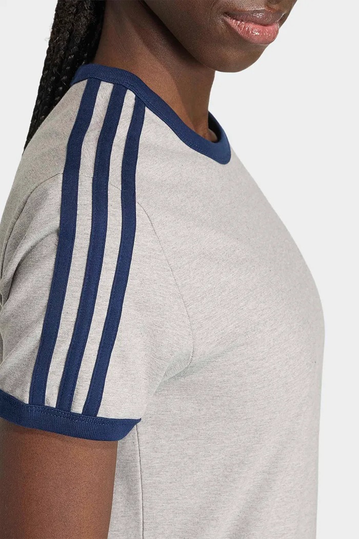 Šaty bavlnené s elastanom adidas Originals sivá KS4764