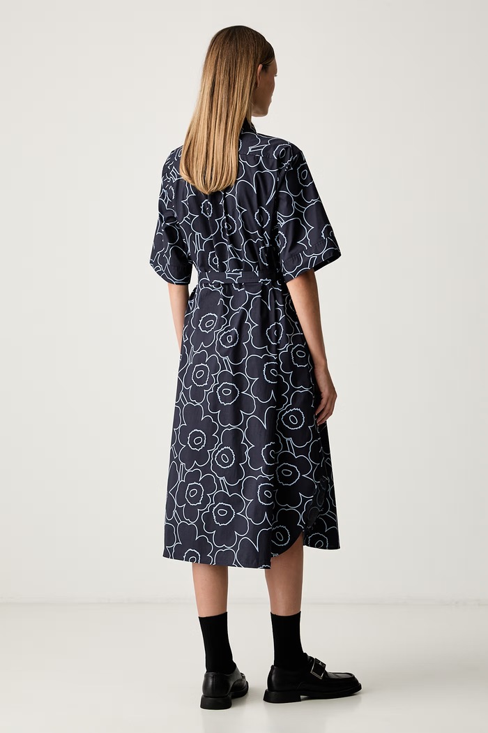 Odzież Marimekko sukienka bawełniana z elastanem 095994 granatowy