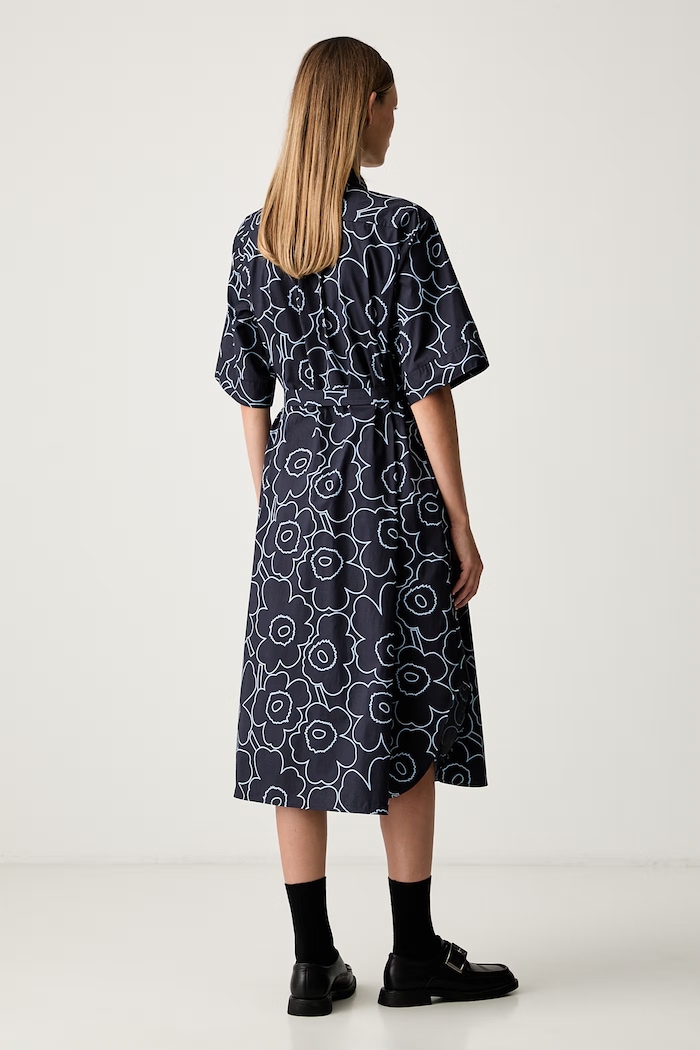 Odzież Marimekko sukienka bawełniana z elastanem 095994 granatowy