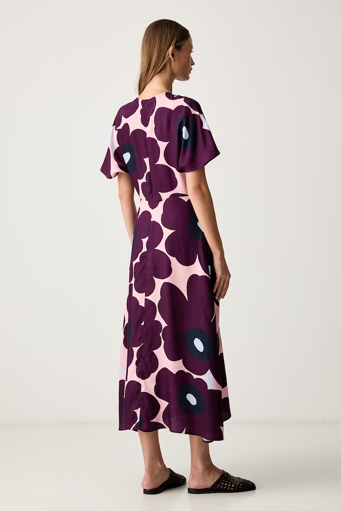 Oblačila Marimekko obleka A-kroja z lyocellom 095989 vijolična