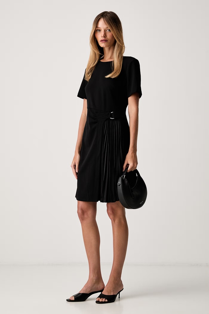 DKNY sukienka plisowana DD6K1461 czarny AW26
