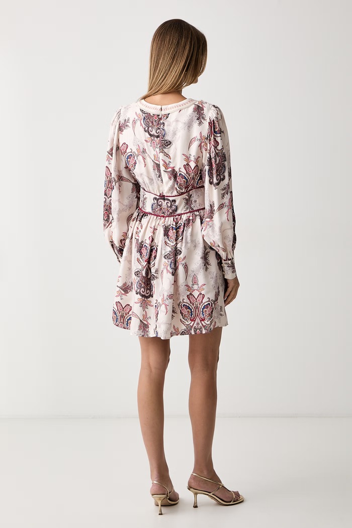 Odzież Guess sukienka z wiskozą CATHERINE W6YK24.W2936 beżowy