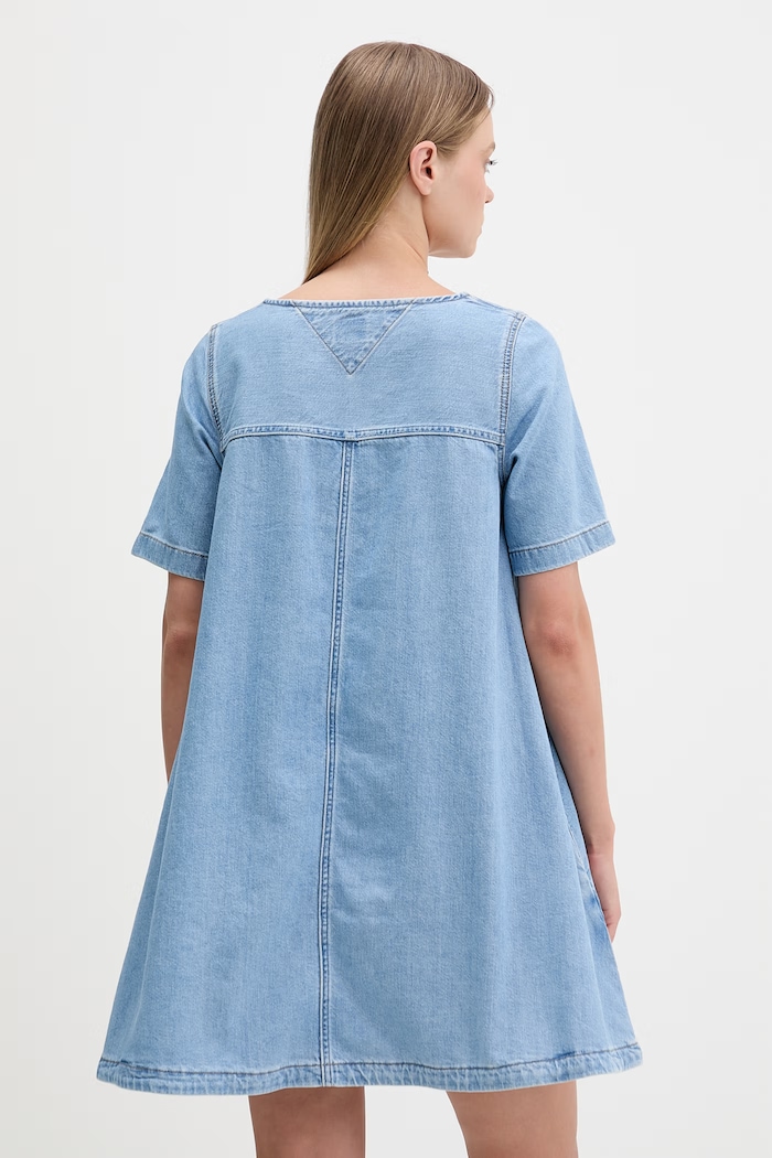 Odzież Tommy Jeans sukienka rozkloszowana jeansowa DW0DW22567 niebieski