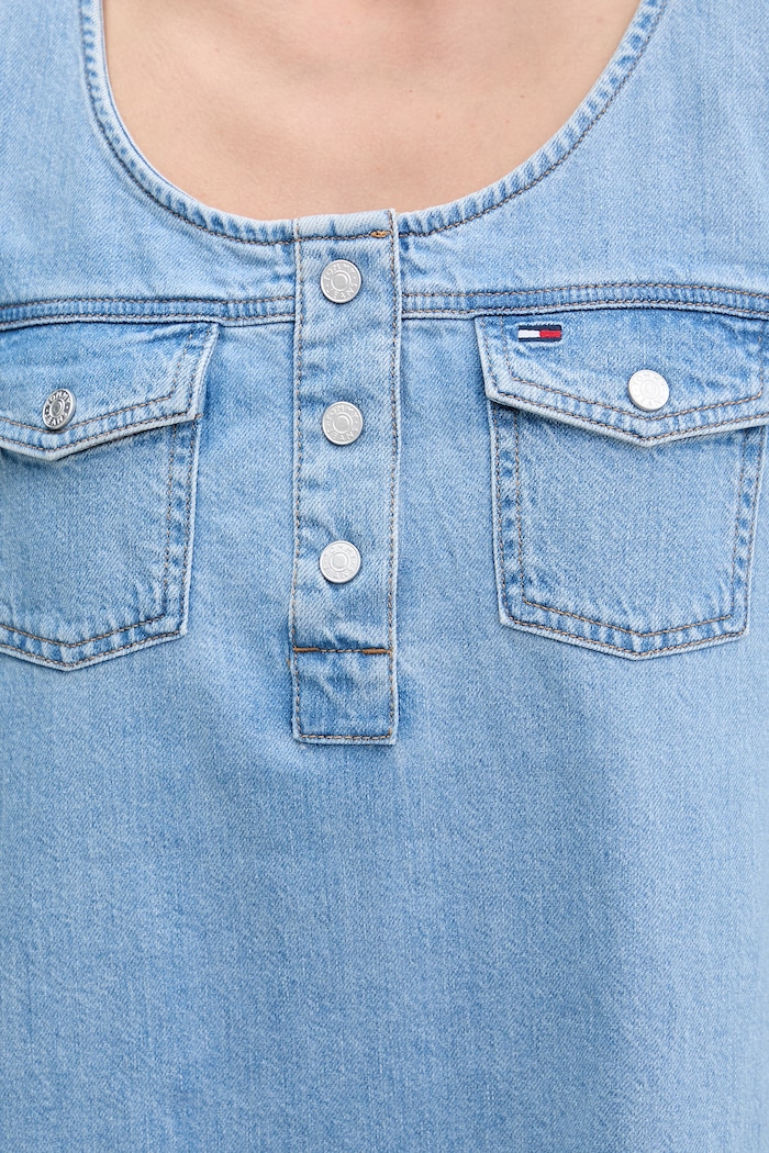 Tommy Jeans sukienka rozkloszowana jeansowa DW0DW22567 niebieski