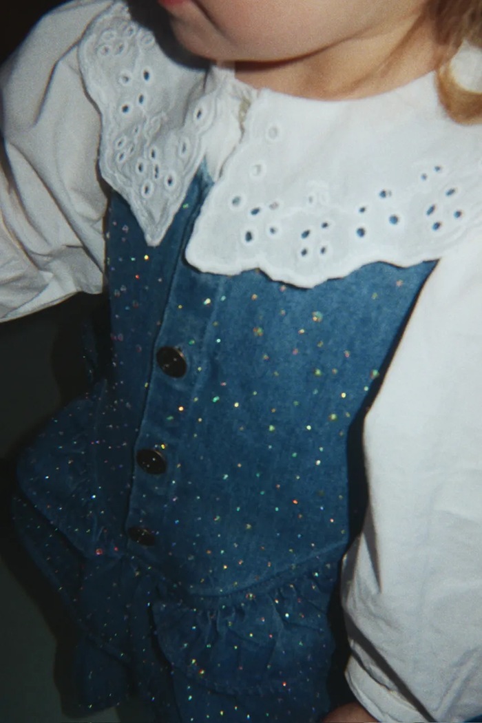 Konges Sløjd Sukienka jeansowa ELBA SPARKLE DRESS GOTS KS106459.9BY2