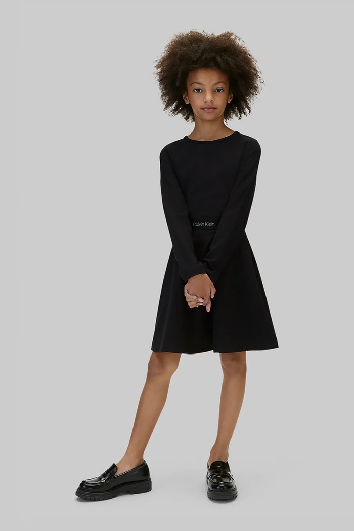 Calvin Klein Jeans sukienka rozkloszowana z wiskozą LVCKTJF14G.104.116.9BY2 czarny